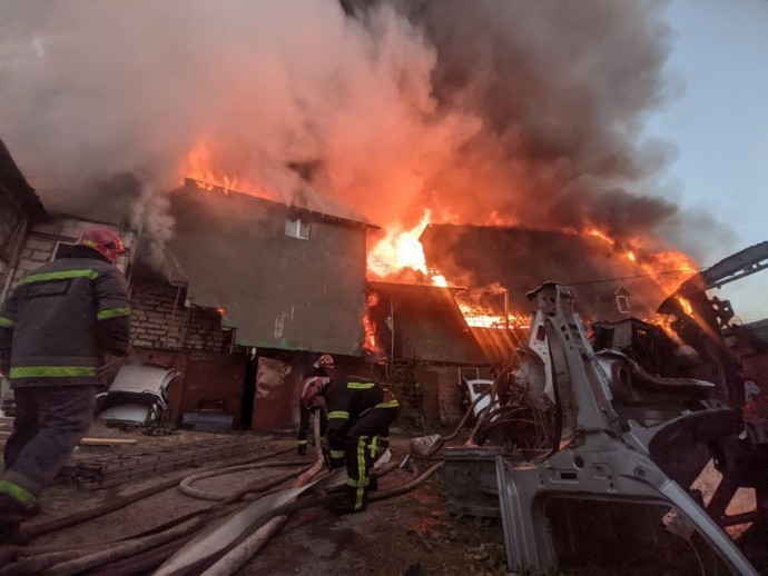
В Киеве произошел масштабный пожар в гостинице: почти 100 человек эвакуировали
