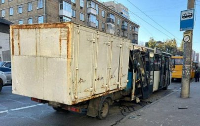 In the Solomyansky district of Kyiv, a truck ran into a minibus, there are casualties