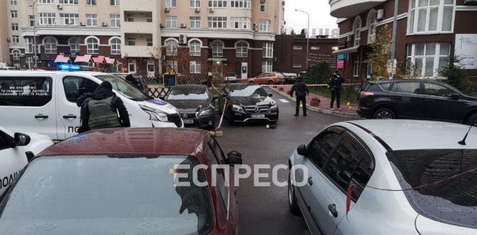 Неизвестные обстреляли Mercedes на столичных Позняках