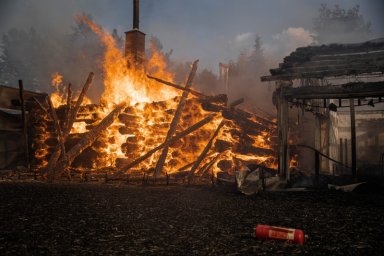 Под Киевом потушили пожар в ресторане Queen Country Club: фото и видео последствий