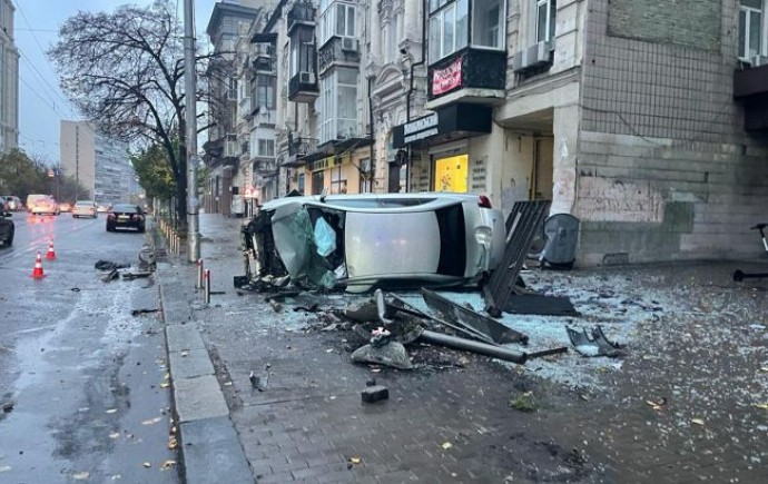In the center of Kyiv, a car flew into people at a bus stop