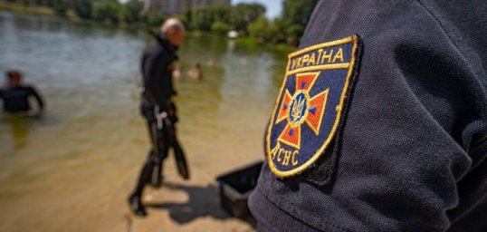 
В Киеве на озере Жандарка утонула женщина: погибшую доставали спасатели
