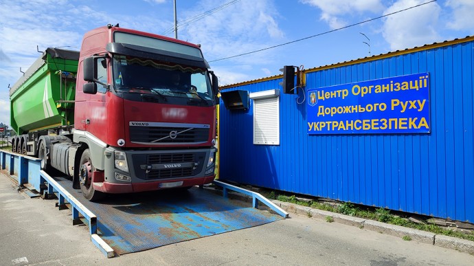 За минулий тиждень у пунктах вагового контролю «Центру організації дорожнього руху» перевірили 372 вантажівки з ознаками порушення вагових норм