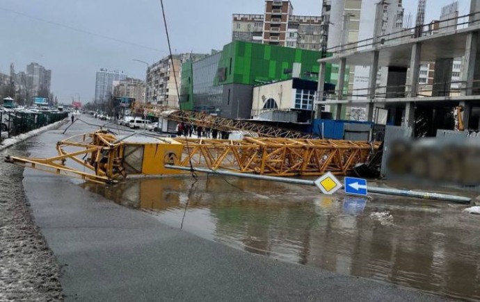 У Києві впав будівельний кран та пошкодив трубопровід: затопило вулицю, рух перекрито