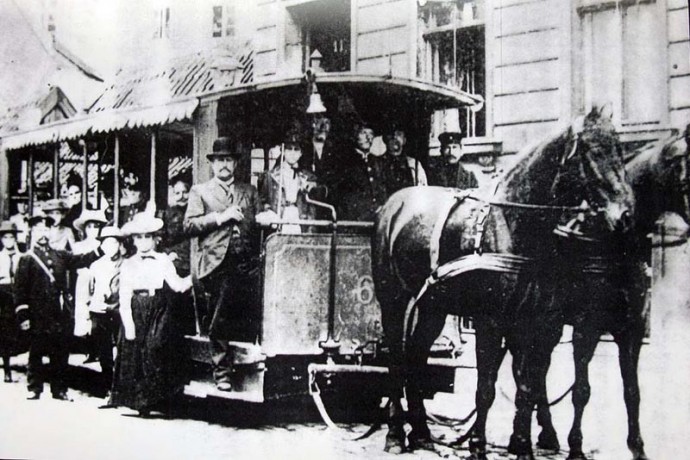 ​Пасажири та службовці біля вагона Київської конки №6.