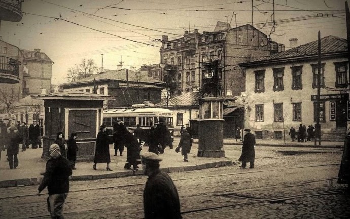 Орієнтовно 1940-ві роки. Перехрестя вулиць Гетьмана Павла Скоропадського (колишня Льва Толстого) та Саксаганського