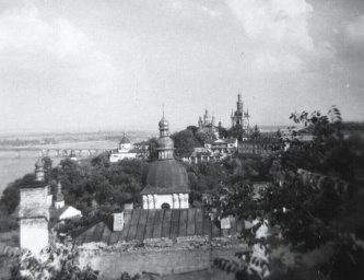 Вид на Киево-Печерскую лавру и Днепр, лето 1943 года.