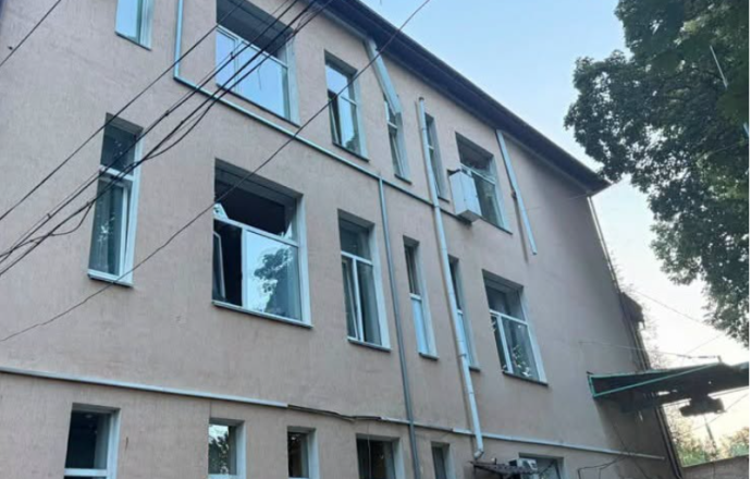 Російська атака пошкодила дитяче інфекційне відділення у Києві: діти та медики не постраждали