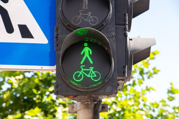 An experiment is being conducted in Kyiv with the introduction of adjacent traffic light regulation for pedestrians and cyclists