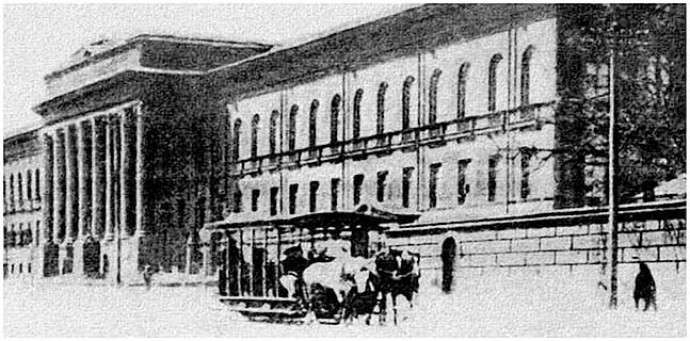 Конка перед Університетом св. Володимира.