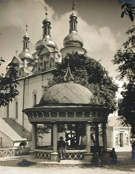 Флорівський монастир на Подолі: архівне фото 1916 року