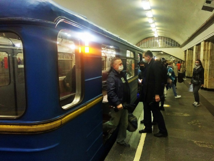 В Киеве увеличили интервал движения поездов метро
