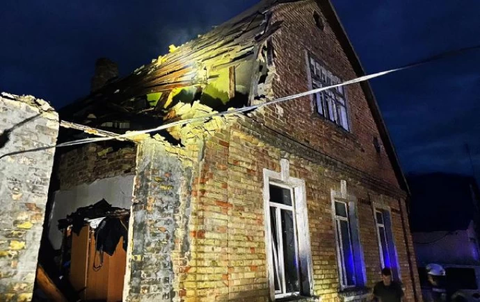 Ночная атака дронов. В Киевской области потушили пожар в доме: фото последствий