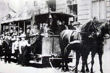 ​Пасажири та службовці біля вагона Київської конки №6.