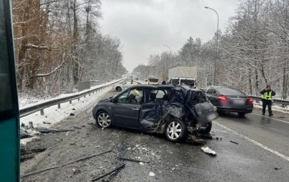 Під Києвом автобус потрапив у потрійне ДТП: троє постраждалих