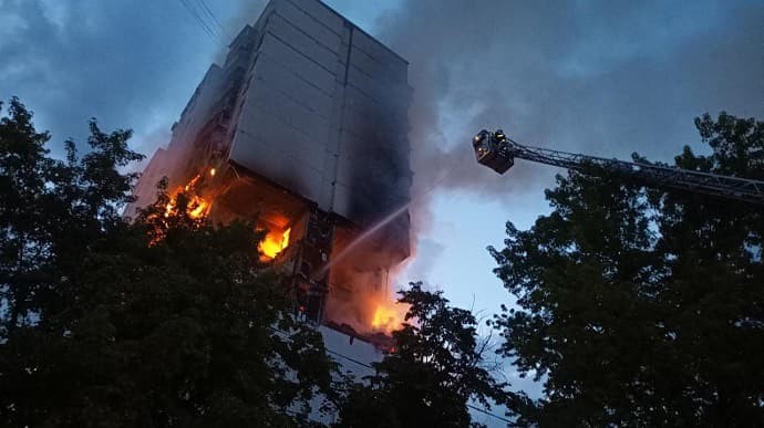 Перші хвилини після вибуху в багатоповерхівці у Дніпровському районі Києва. Відео з бодікамер патрульних.