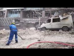 Первые кадры спасателей из горящего дома в Киеве после удара ракеты